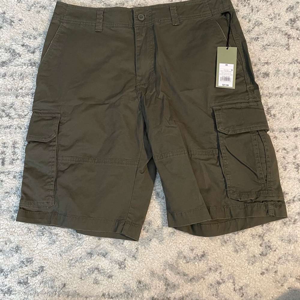 NWT Men’s green cargo shorts from Target. 34 waist, 11 inch inseam.